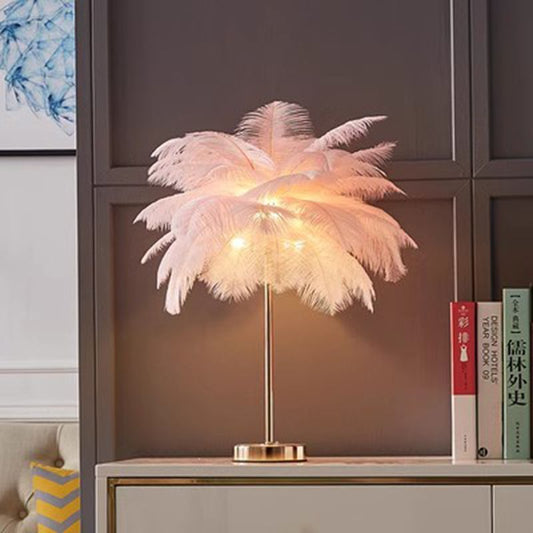Romantisk Strutsefjærlampe – Perfekt til Stue, Soverom eller som Sengebordslampe